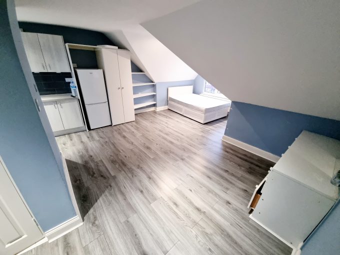 E4 6AG, CHINGFORD HIGHROAD, LARGE STUDIO